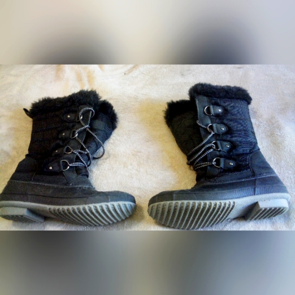 Size 9 Khombu boots